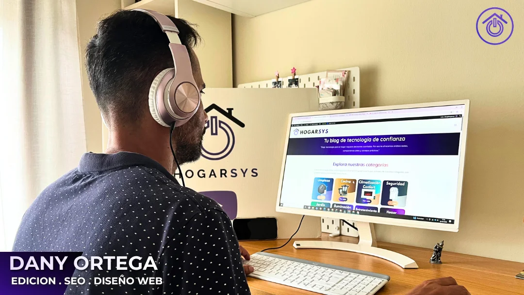Dany Ortega, de espaldas y con auriculares, revisando la web de Hogarsys en el ordenador
