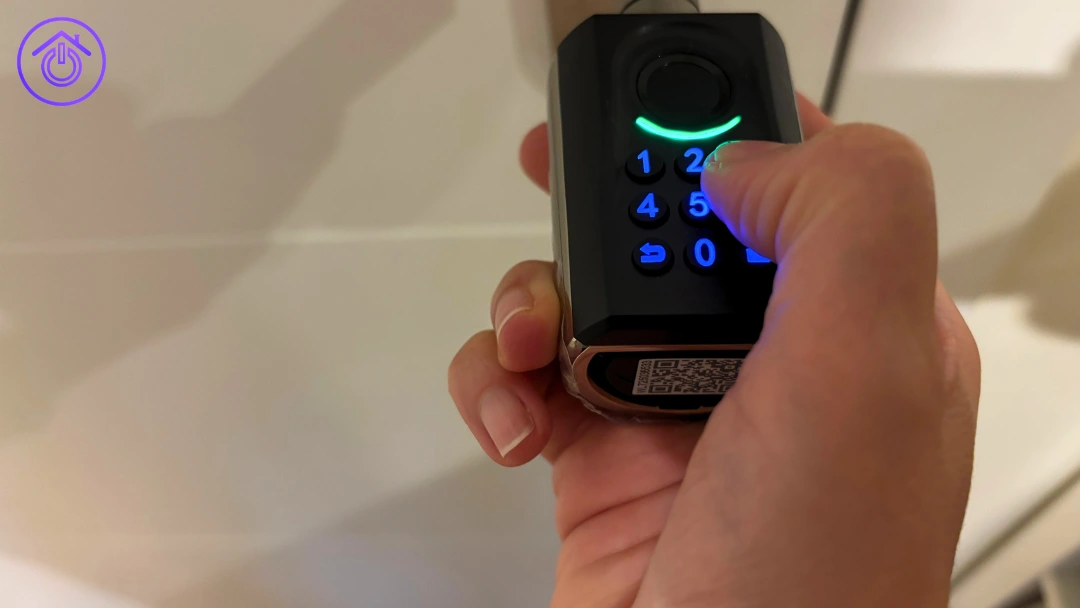 Cerradura electrónica con teclado probada por Silvia Jiménez en una puerta real para Hogarsys