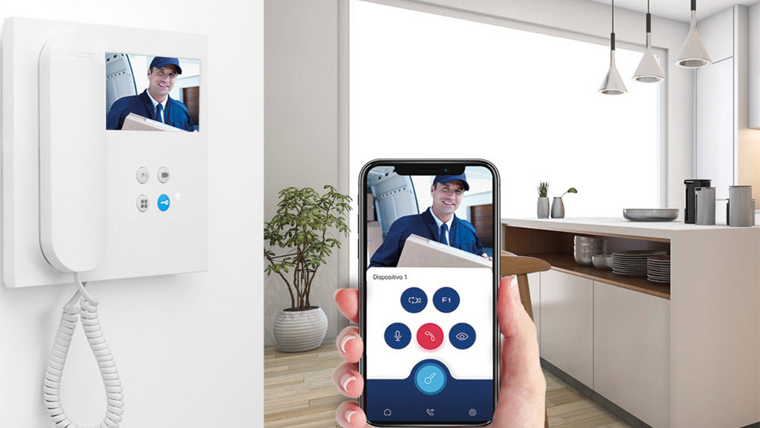 uno de los videoporteros fermax blanco controlado mediante un teléfono móvil