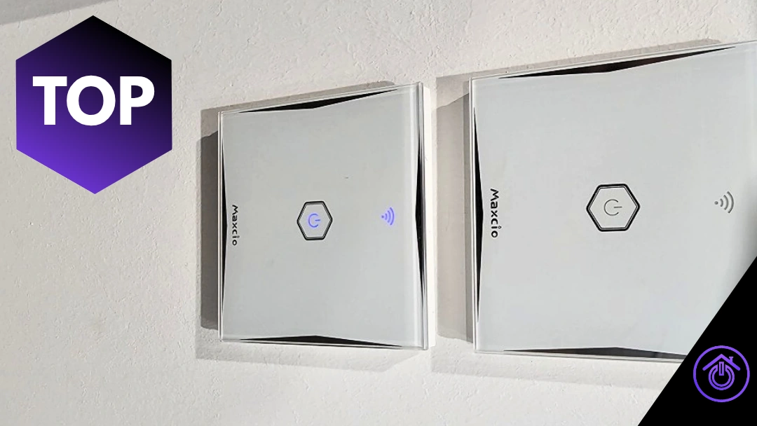 dos interruptores inteligentes blancos en la pared