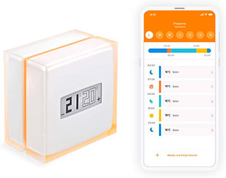 termostato wifi blanco y naranja Netatmo con un smartphone