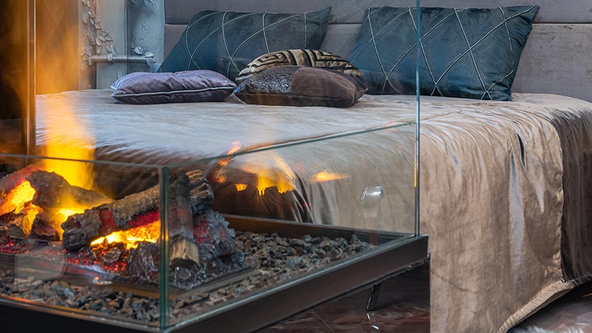 chimenea encendida en una habitación de matrimonio