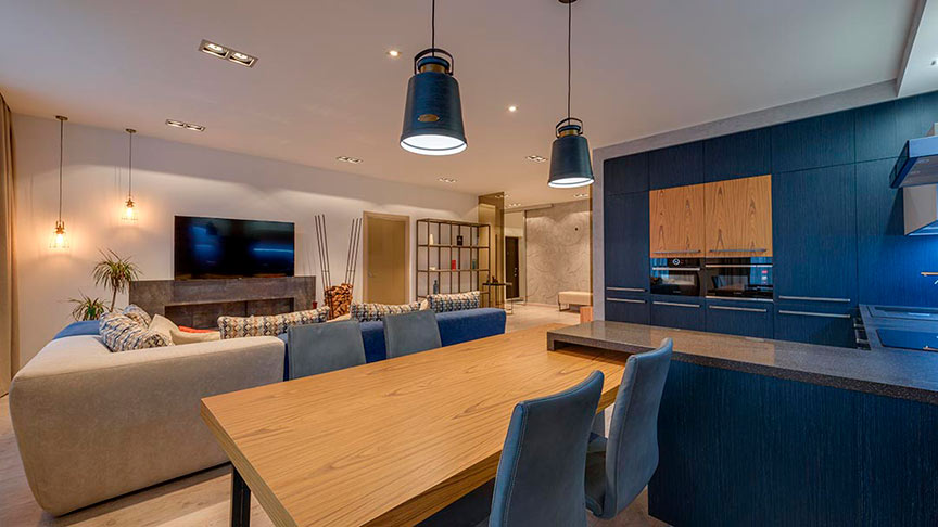 salón con cocina americana iluminado