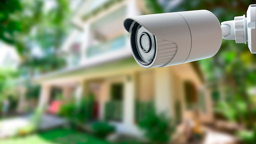 cámara de vigilancia exterior blanca en el jardín