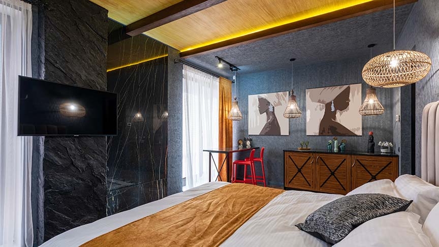habitación de matrimonio iluminada por lámparas y bombillas