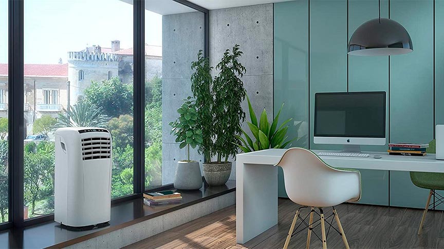 Climatizador evaporativo blanco ubicado en una oficina con vistas a la ciudad