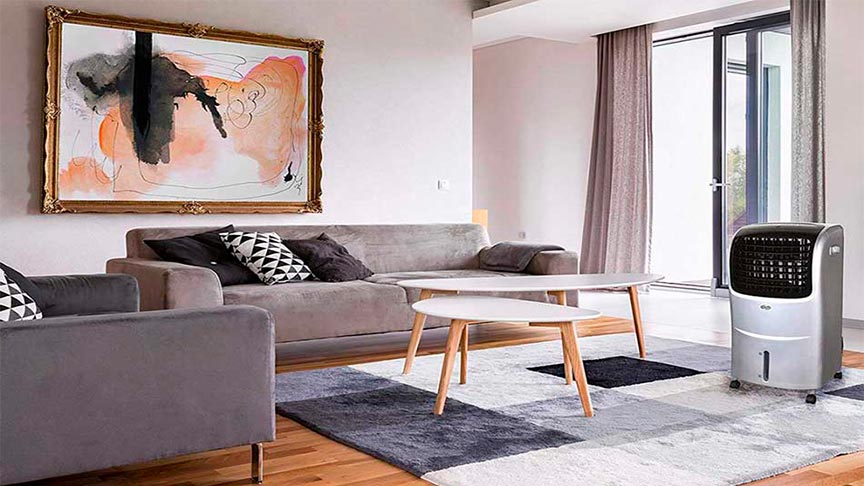 Climatizador evaporativo gris con rejillas en negro ubicado en el salón