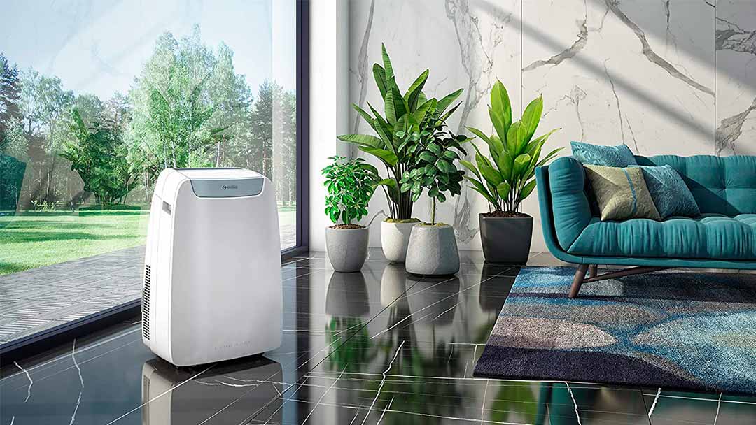 Uno de los climatizadores evaporativos blanco en el salón con vistas al jardín