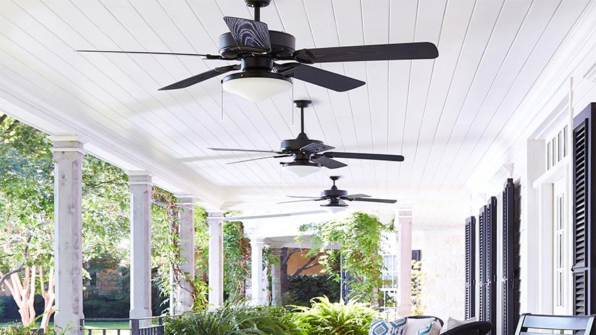 Tres ventiladores de techo ubicados en el exterior de una vivienda unifamiliar