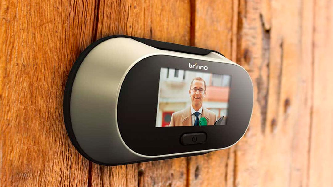 Una de las mirillas digitales colocada en una puerta de madera