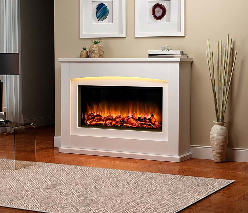 Chimenea eléctrica blanca encendida en el salón