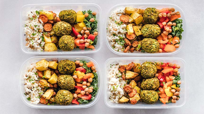 Tuppers abiertos con alimentos
