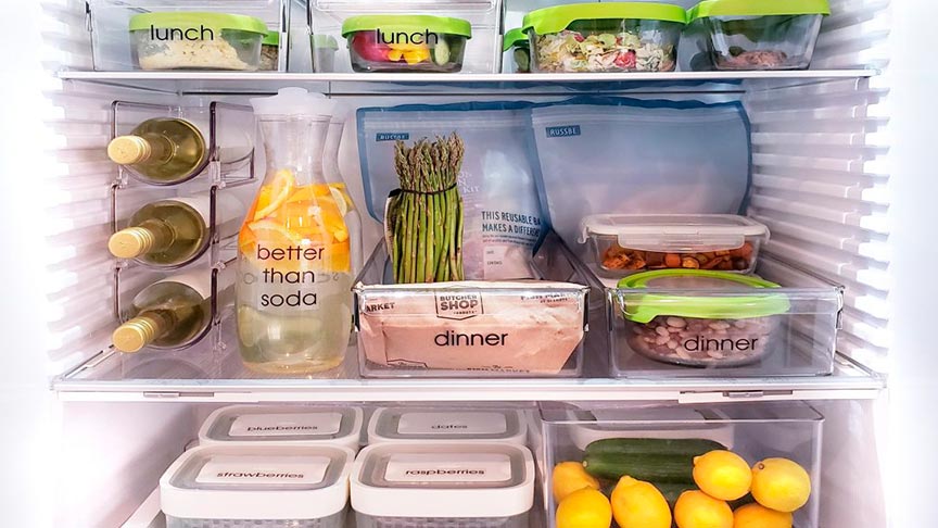 Nevera abierta con comida envasada