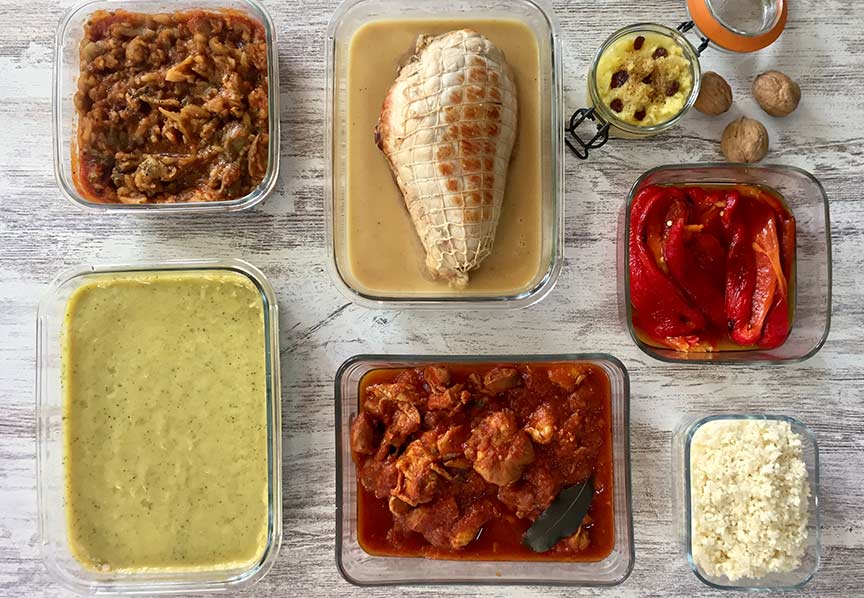 Alimentos organizados sobre la mesa