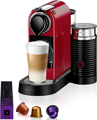 Cafetera de cápsulas roja preparando un café