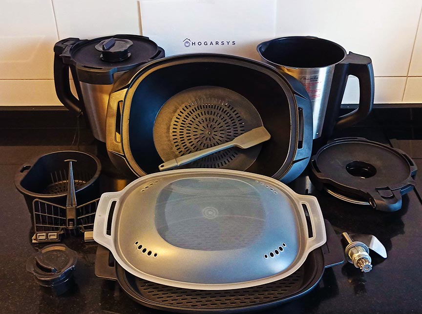 Accesorios robot de cocina Mambo Cecotec con el logotipo de Hogarsys en la cocina de silvia