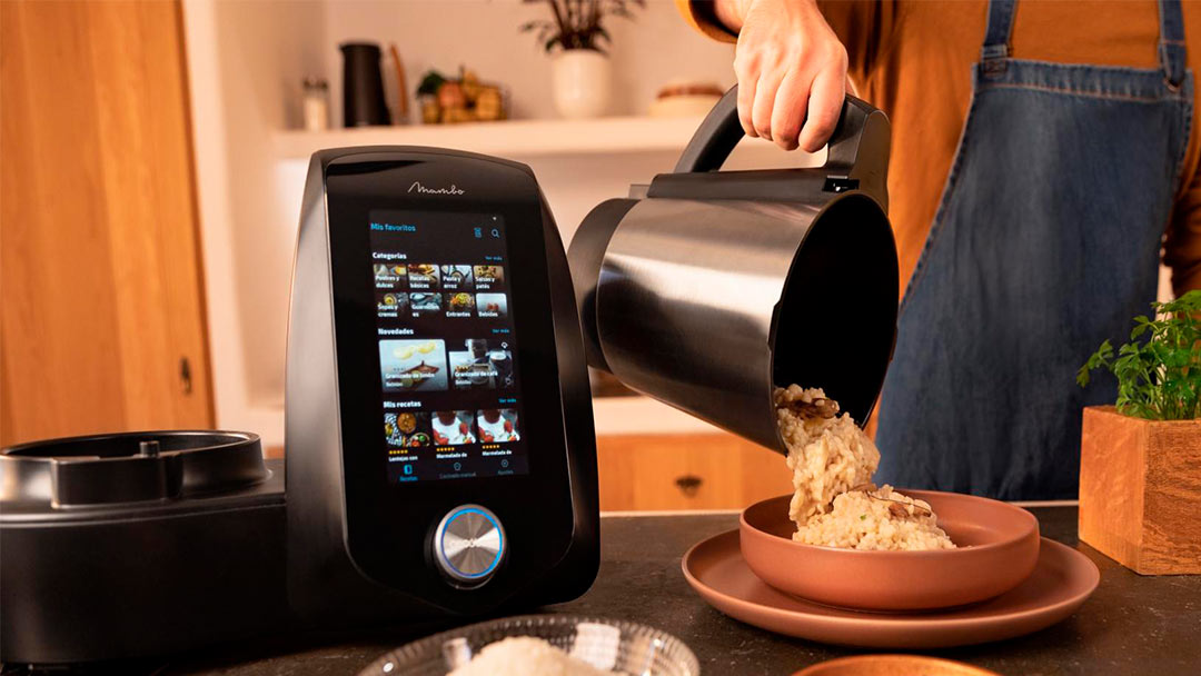 hombre cocinando con el robot de cocina Cecotec Mambo 12090