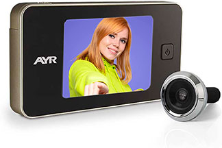 Mirilla digital plateada junto a pantalla LCD negra mostrando una chica
