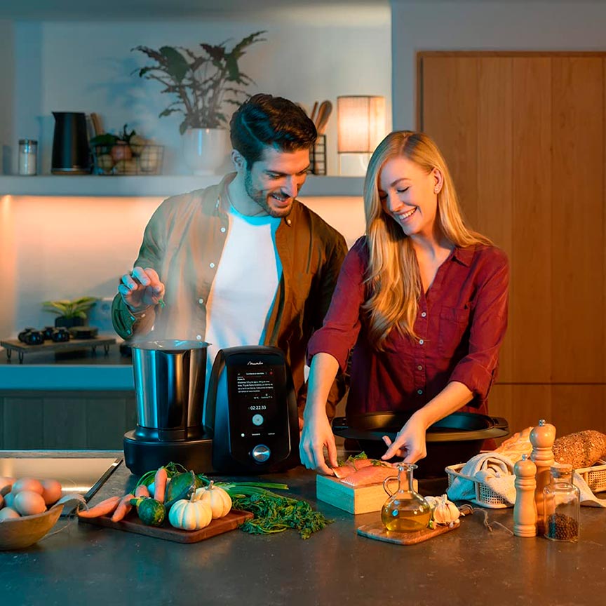 pareja cocinando con el robot de cocina Mambo 12090