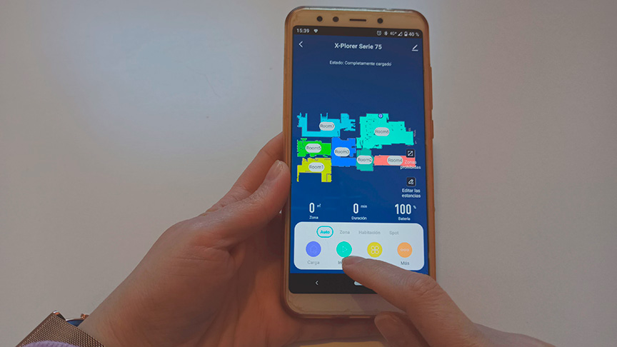 smartphone muestra aplicación Rowenta con mapa de un vivienda