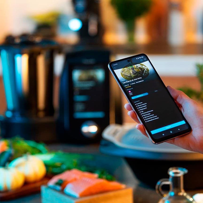 teléfono móvil interactuando con un robot de cocina mediante una aplicación