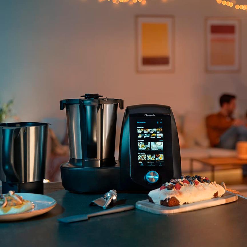 robot de cocina negro con pantalla multifunción en la encimera