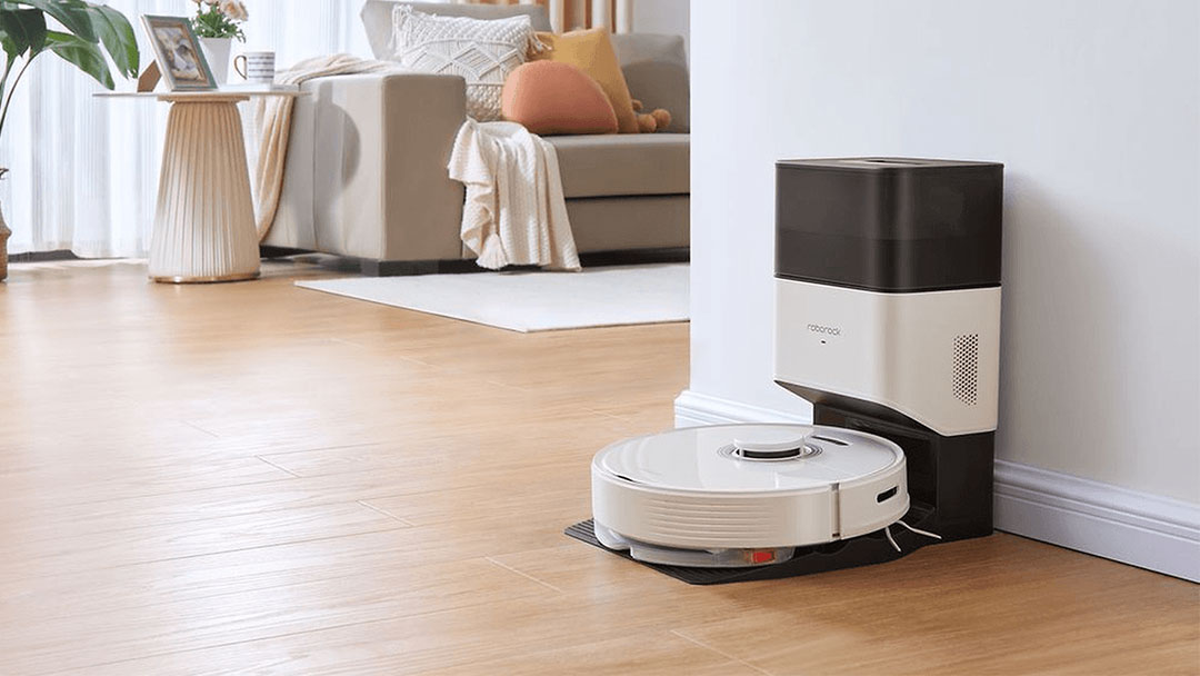 Robot aspirador Roborock Q7 Max+ en la estación de vaciado