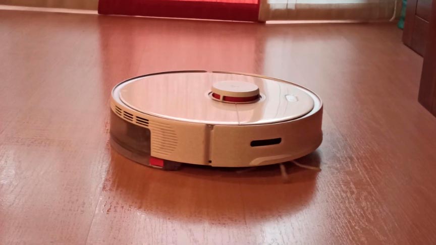 Robot aspirador Roborock S5 Max fregando el suelo de tarima