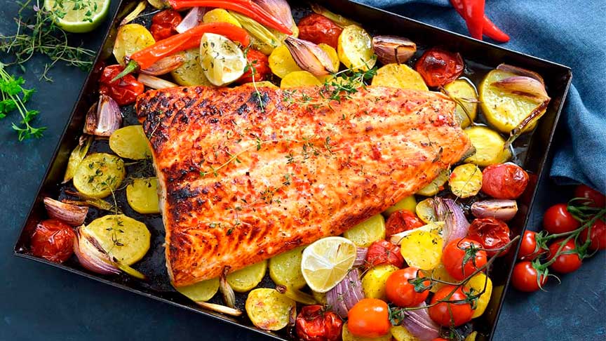 Salmón con verduras cocinada con una freidora de aire
