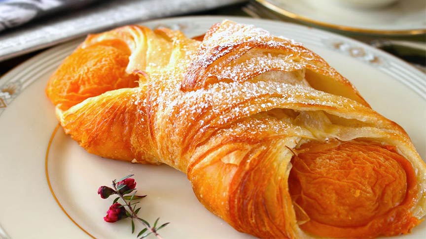 Croissant relleno preparado con una freidora de aire