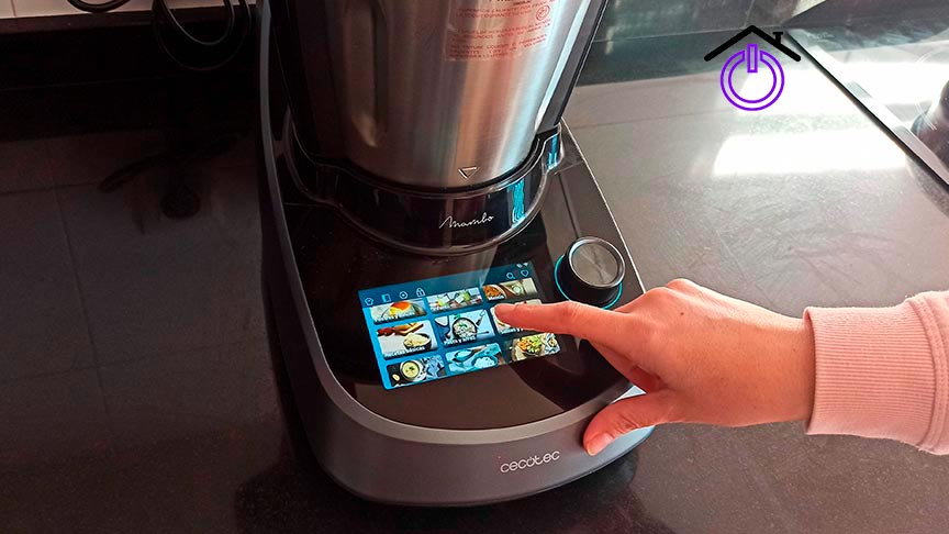 silvia Interactuando con la pantalla del robot de cocina Cecotec Mambo Touch mientras cocina