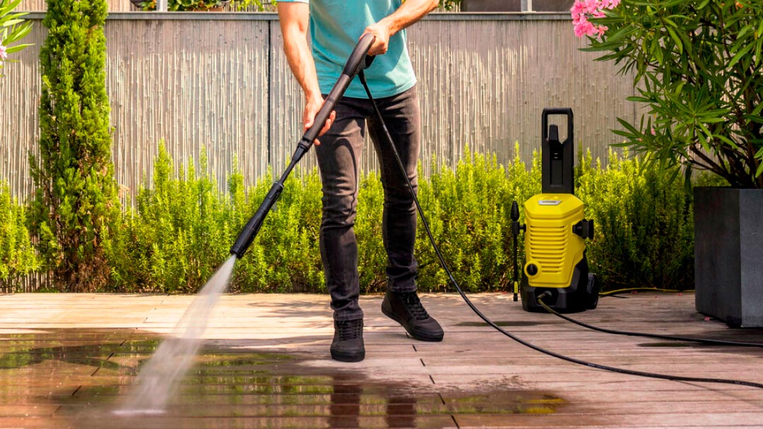 Realizando tareas de limpieza con una de las hidrolimpiadoras Karcher