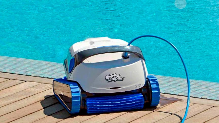robot limpia fondos al borde de la piscina