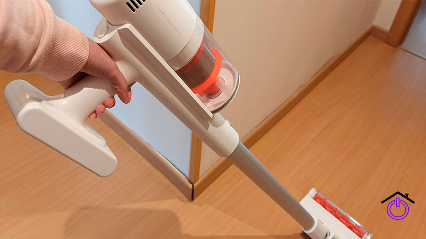 silvia jiménez aspirando el suelo de su casa con la aspiradora escoba Xiaomi G11