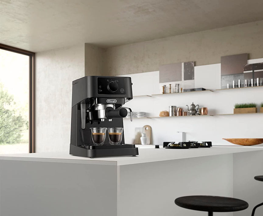 uno de los tipos de cafetera DeLonghi en la encimera de la cocina