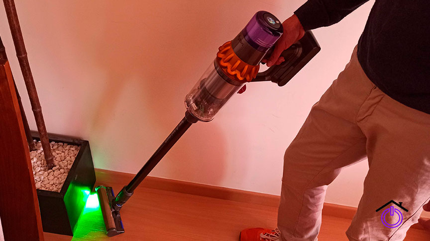 Hombre Limpiando el suelo con las aspiradora escoba sin cables Dyson V15 Detect Absolute