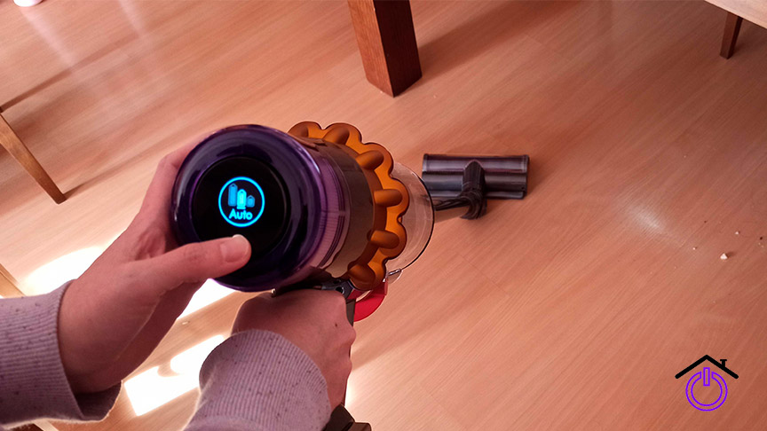 interactuando con la pantalla de la aspiradora escoba Dyson V15 Detect Absolute