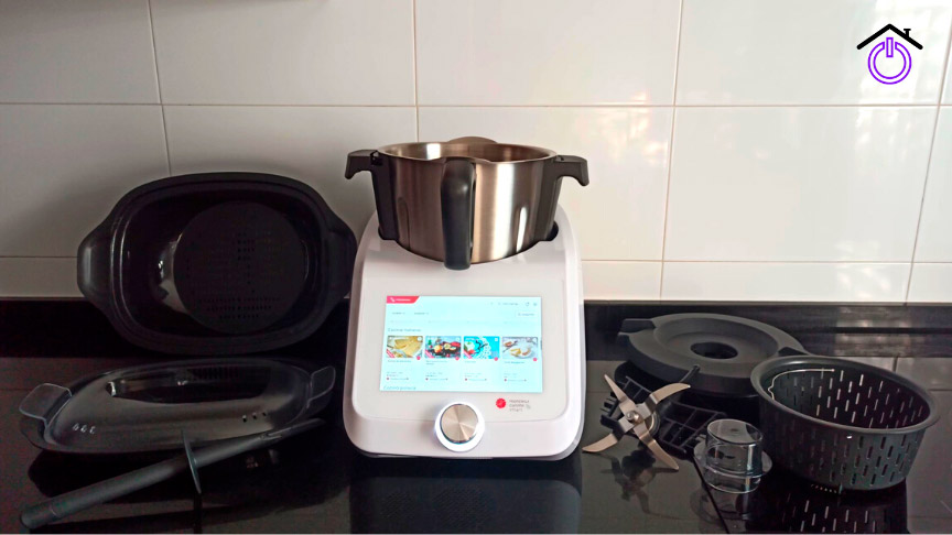 Robot de cocina de Lidl Monsieur Cuisine Smart y sus accesorios en la cocina de silvia