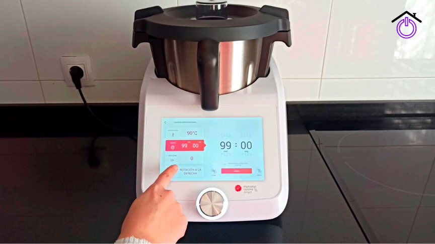 interactuando con la pantalla de el Robot de cocina de Lidl