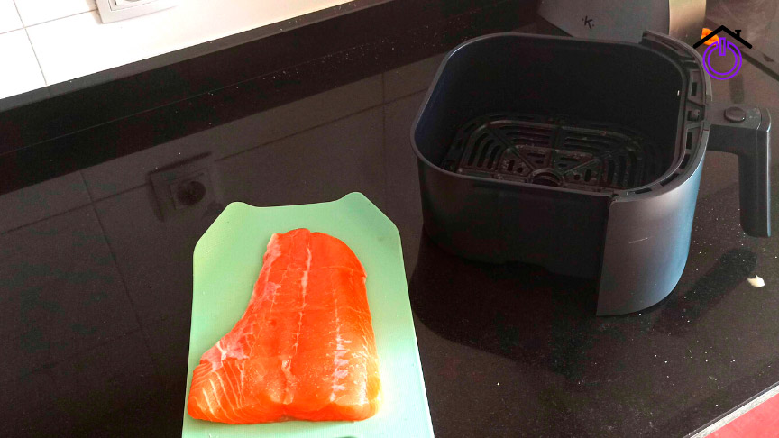 una pieza de salmón junto a la freidora de aire Cosori Pro Chef Edition
