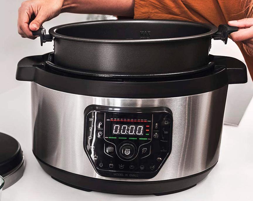 manipulando la cubeta interior de una Olla GM