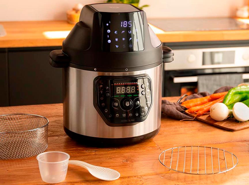 Olla GM en la encimera de la cocina junto a los alimentos y algunos de sus accesorios