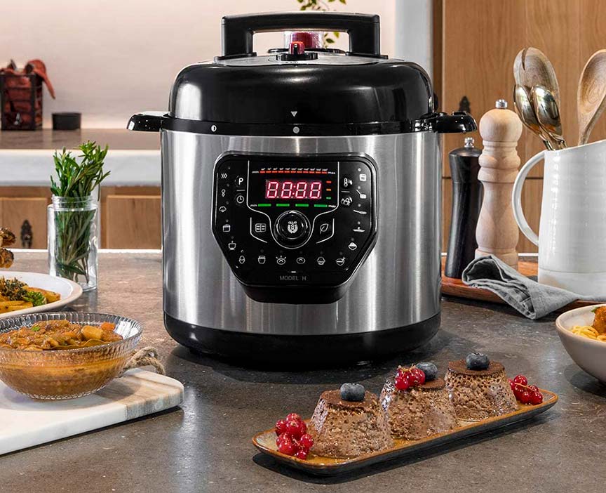 Olla programable GM en la encimera de la cocina rodeada de platos de comida