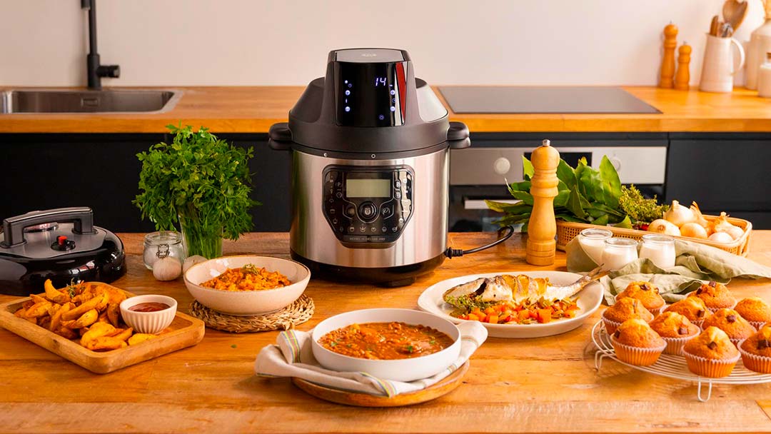 una de las Ollas GM rodeada de comida en la encimera de la cocina