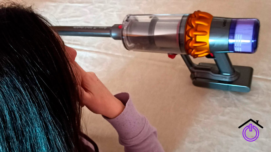 mujer con gesto de opinión sobre una de las aspiradoras Dyson sin cable