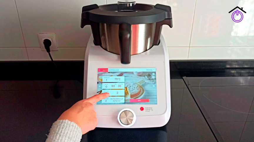 interactuando con la pantalla táctil de la Monsieur Cuisine