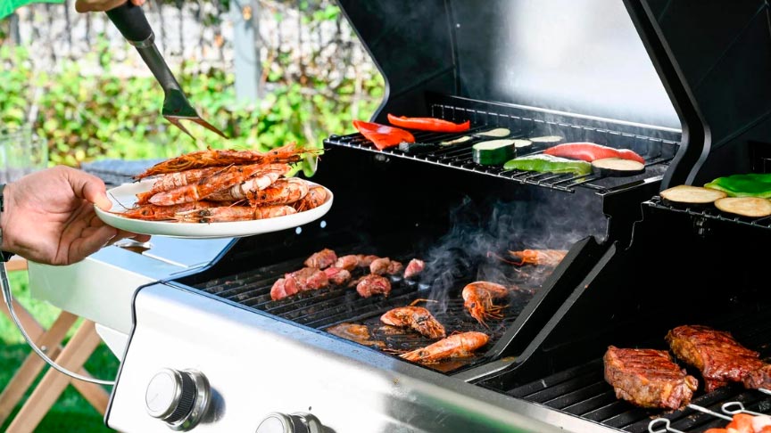cocinando los alimentos en la barbacoa de gas