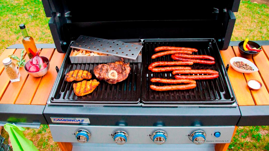 preparando la comida con una de las mejores barbacoas de gas
