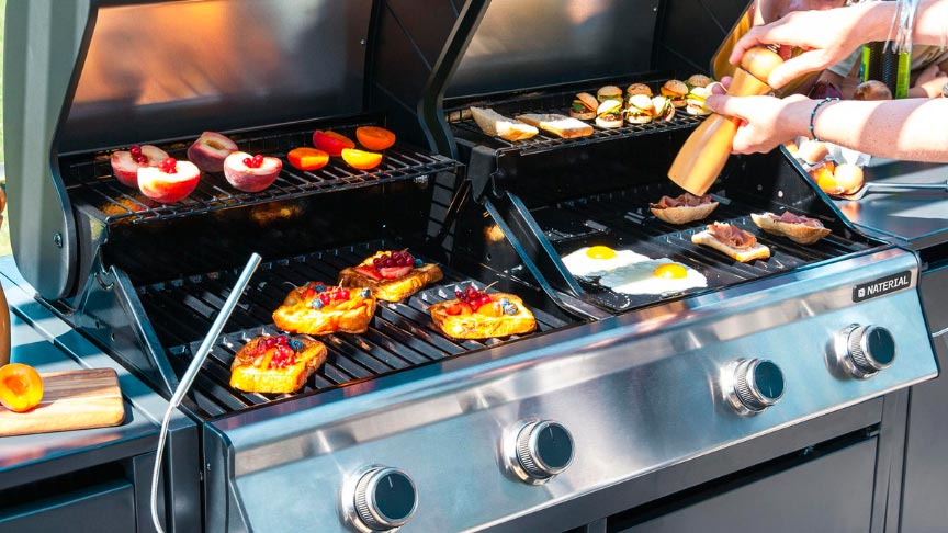 utilizando una barbacoa de gas para hacer la comida