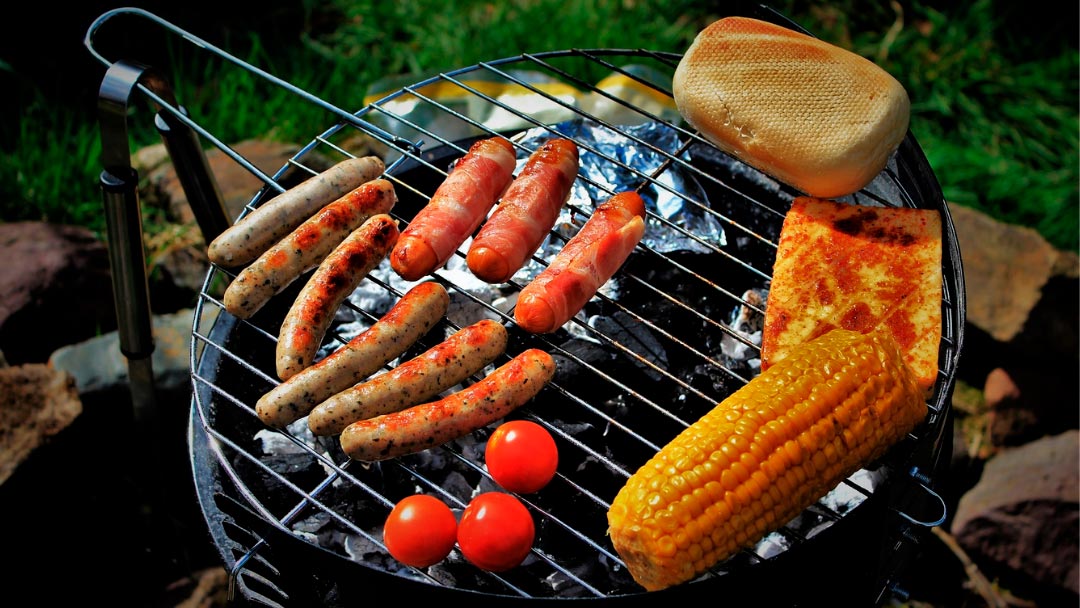 una de las barbacoas portátiles cocinando los alimentos al aire libre